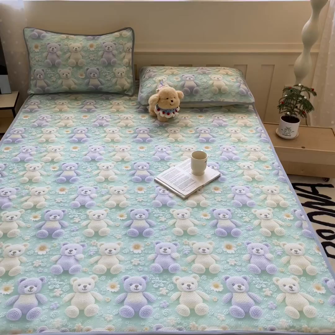 91家纺网 家纺一手货源 找家纺 梵克保罗 2025新款春夏PE提花凉感丝冰丝床笠款凉席 玩偶熊