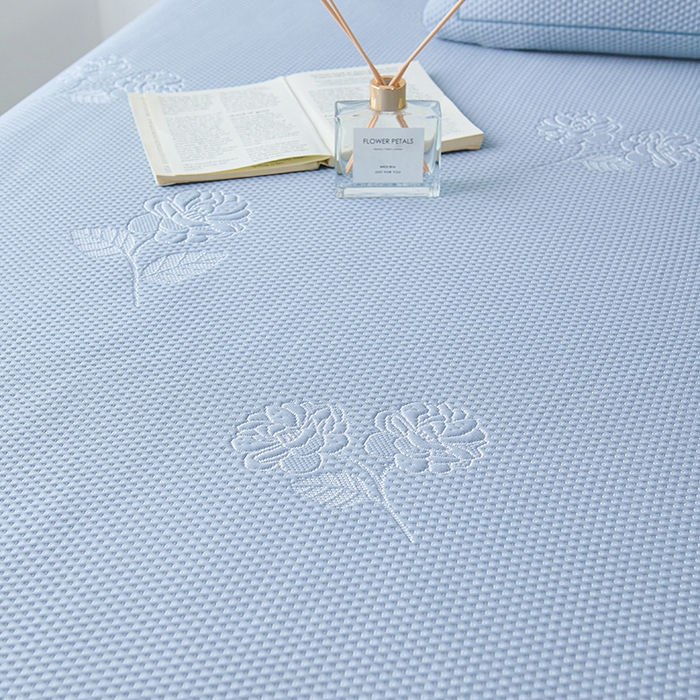 91家纺网 家纺一手货源 找家纺 梵克保罗 2025新款3D冰感床裙渐变色凉席-叶叶生歌 茶花之恋-蓝