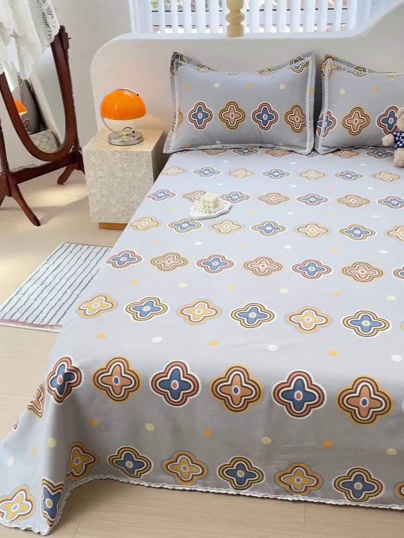 91家纺网 家纺一手货源 找家纺 梵克保罗 2025新款春夏原棉鱼骨棉老粗布花边印花床单软凉席三件套 四叶草-灰