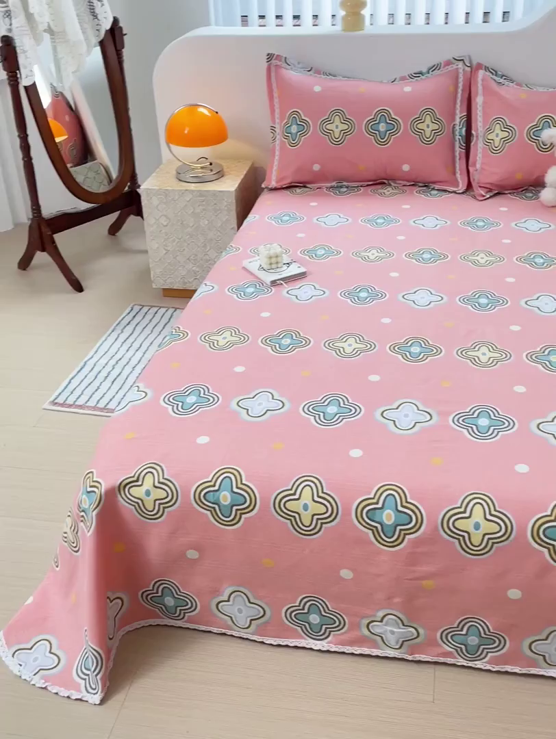 91家纺网 家纺一手货源 找家纺 梵克保罗 2025新款春夏原棉鱼骨棉老粗布花边印花床单软凉席三件套 四叶草-玉