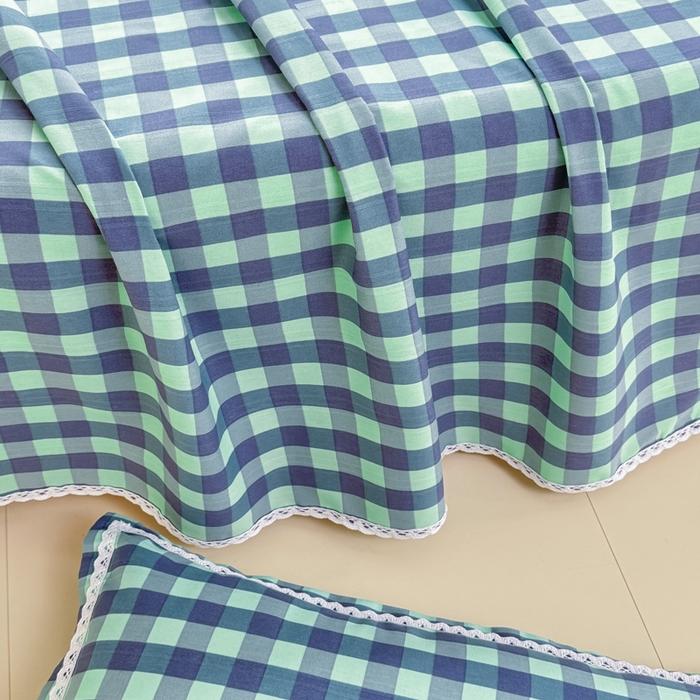 91家纺网 家纺一手货源 找家纺 梵克保罗 2025新款春夏原棉鱼骨棉老粗布花边印花床单软凉席三件套 蓝格