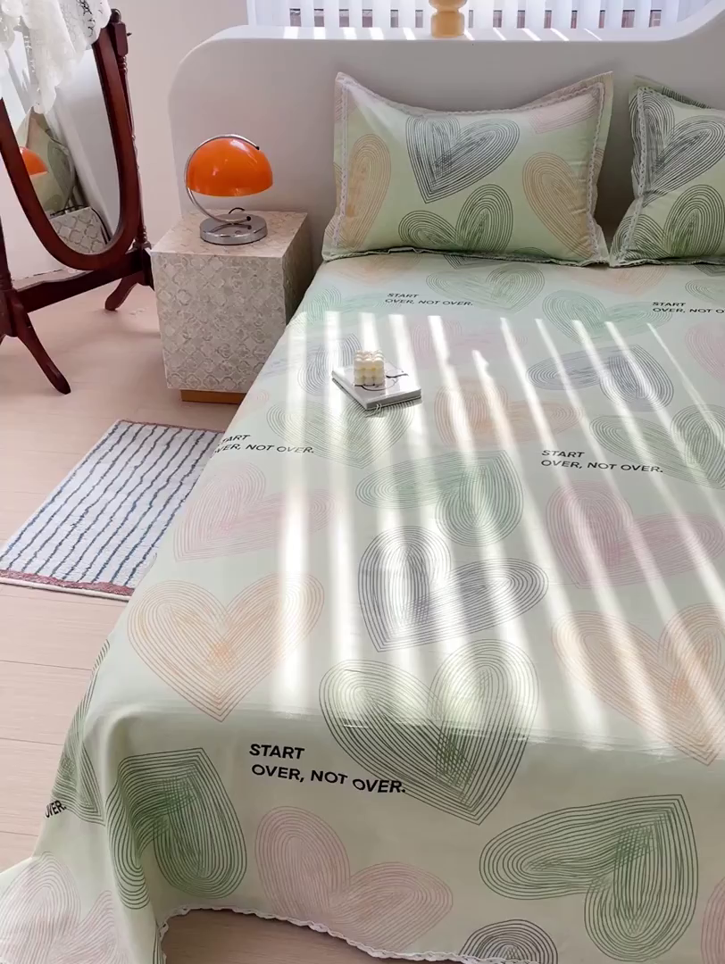 91家纺网 家纺一手货源 找家纺 梵克保罗 2025新款春夏原棉鱼骨棉老粗布花边印花床单软凉席三件套 心动-绿