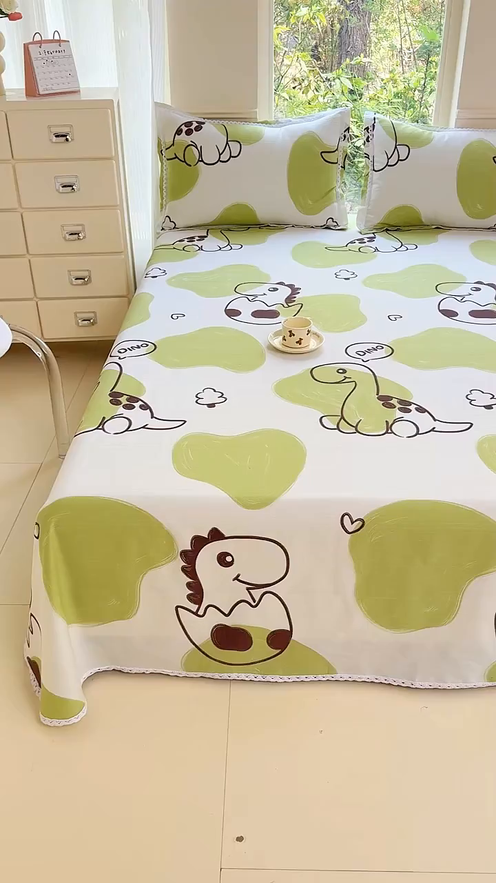 91家纺网 家纺一手货源 找家纺 梵克保罗 2025新款春夏原棉鱼骨棉老粗布花边印花床单软凉席三件套 绿影萌龙