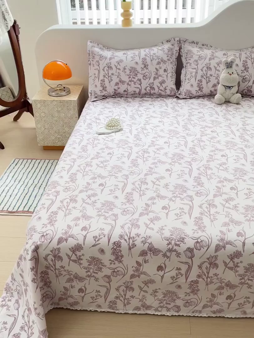 91家纺网 家纺一手货源 找家纺 梵克保罗 2025新款春夏原棉鱼骨棉老粗布花边印花床单软凉席三件套 花意