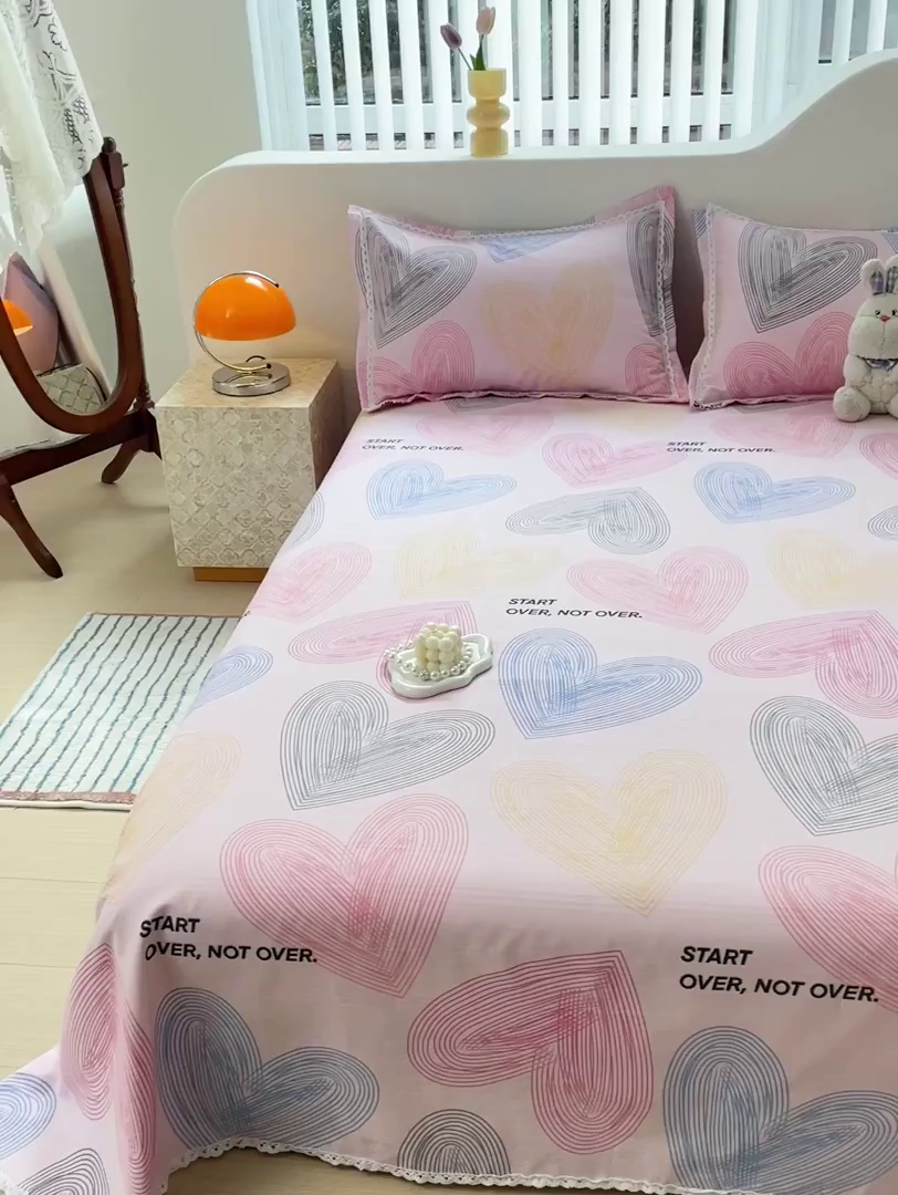 91家纺网 家纺一手货源 找家纺 梵克保罗 2025新款春夏原棉鱼骨棉老粗布花边印花床单软凉席三件套 心动-粉