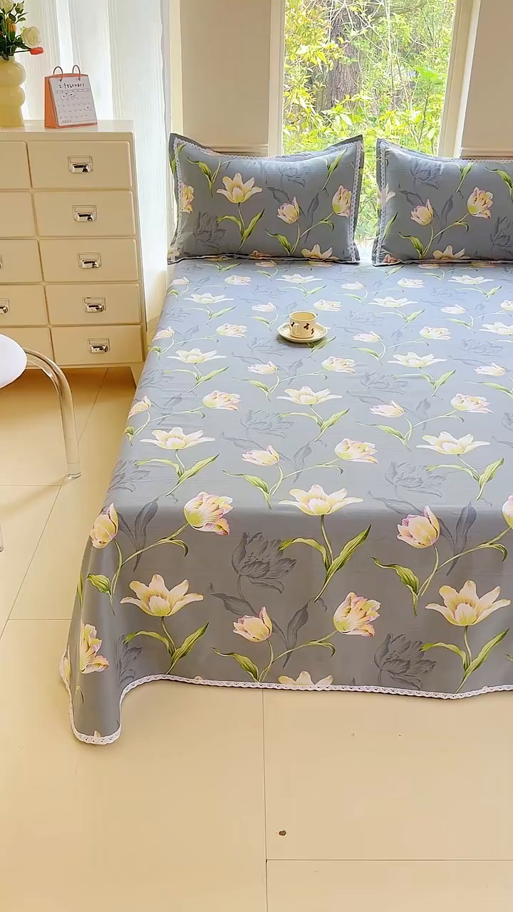 91家纺网 家纺一手货源 找家纺 梵克保罗 2025新款春夏原棉鱼骨棉老粗布花边印花床单软凉席三件套 花韵雅姿