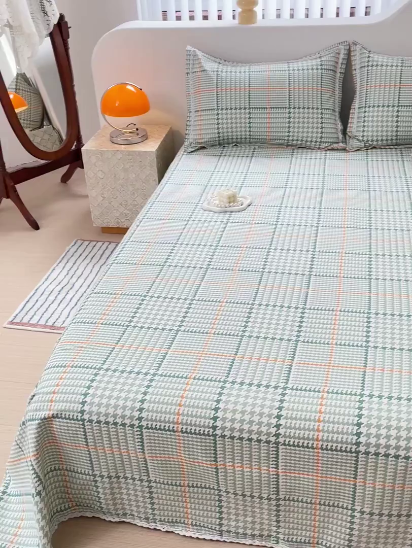 91家纺网 家纺一手货源 找家纺 梵克保罗 2025新款春夏原棉鱼骨棉老粗布花边印花床单软凉席三件套 千鸟格