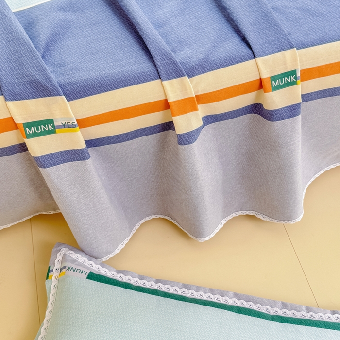 91家纺网 家纺一手货源 找家纺 梵克保罗 2025新款春夏原棉鱼骨棉老粗布花边印花床单软凉席三件套 简彩条纹