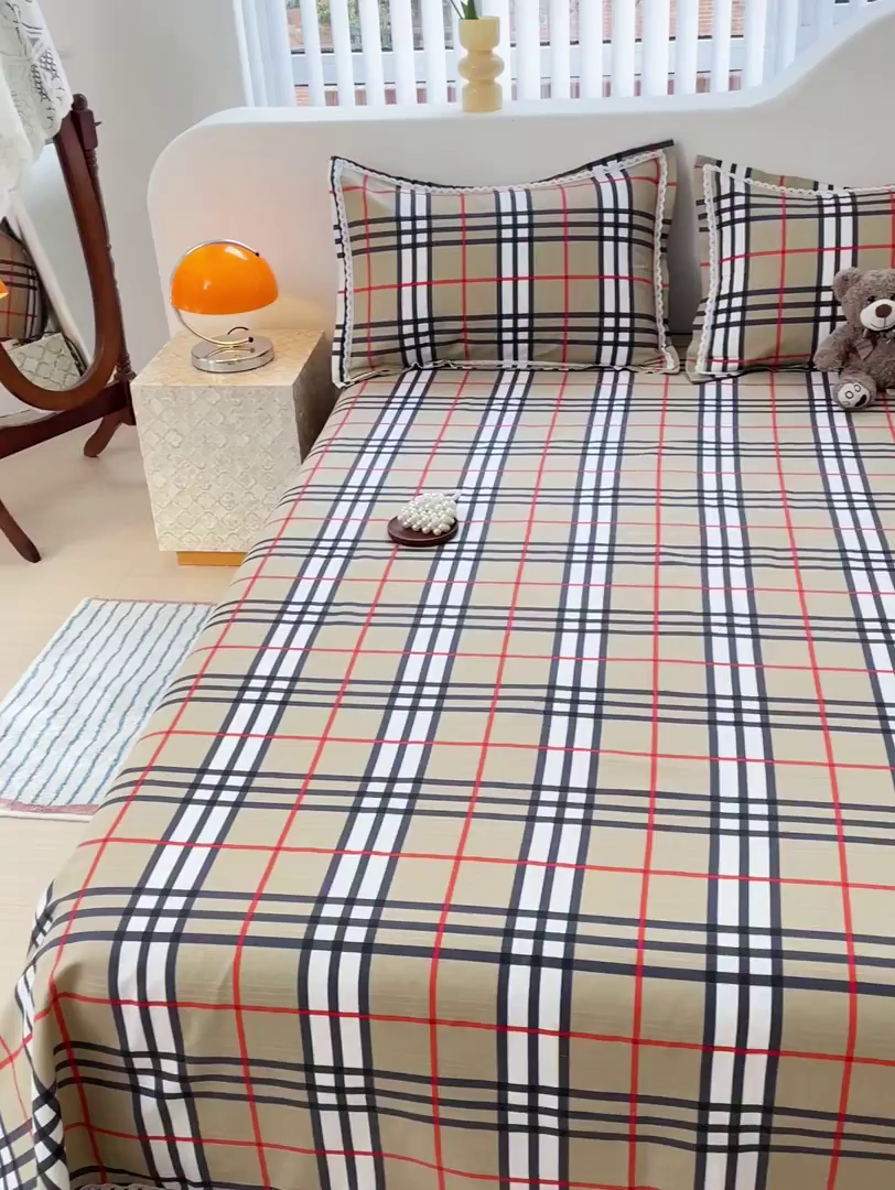 91家纺网 家纺一手货源 找家纺 梵克保罗 2025新款春夏原棉鱼骨棉老粗布花边印花床单软凉席三件套 英伦时尚