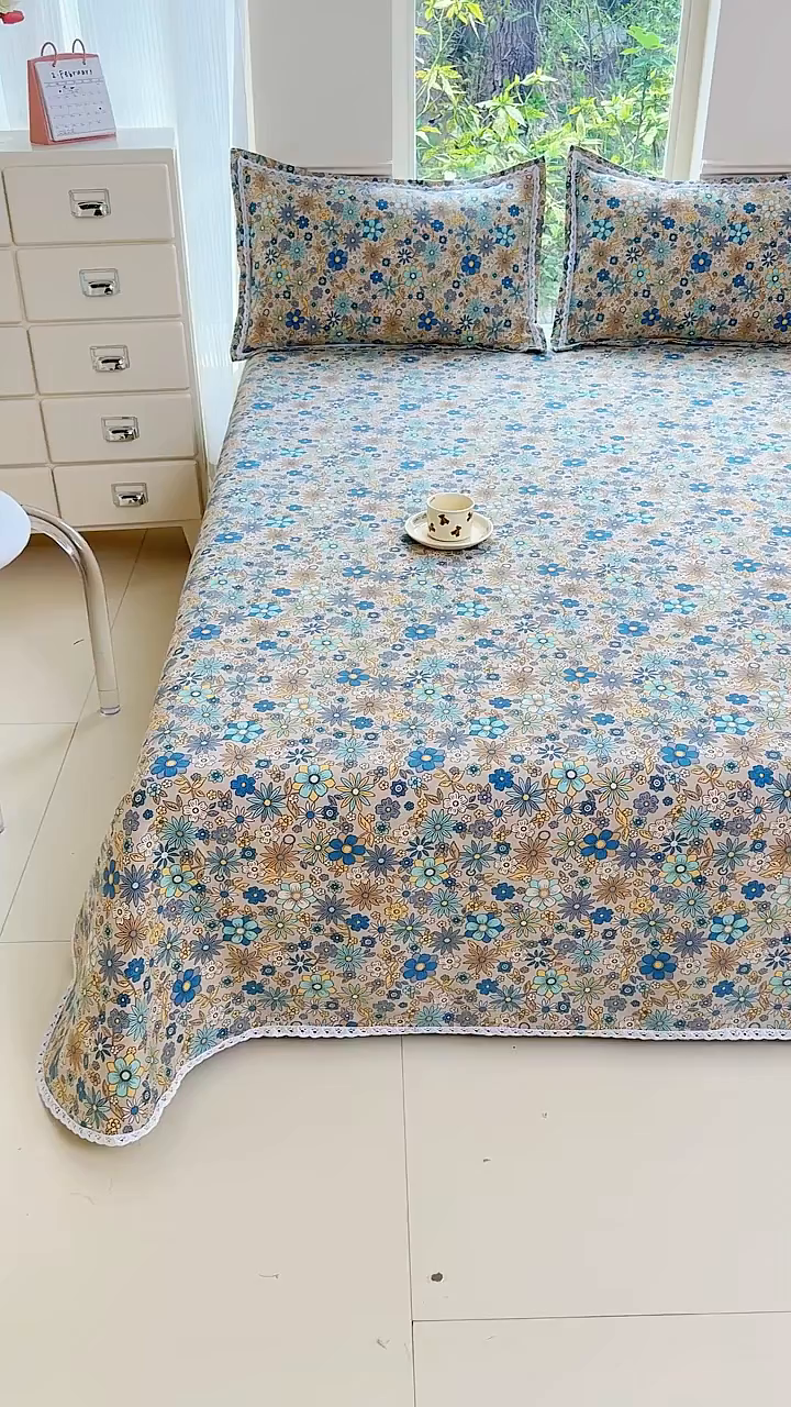 91家纺网 家纺一手货源 找家纺 梵克保罗 2025新款春夏原棉鱼骨棉老粗布花边印花床单软凉席三件套 陌上花吟