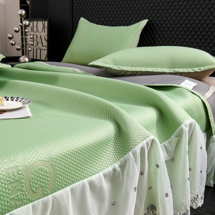 91家纺网 家纺一手货源 找家纺 梵克保罗 2025新款凉感因子母婴级凉感丝豆豆席床裙款 床裙香奈儿-水绿