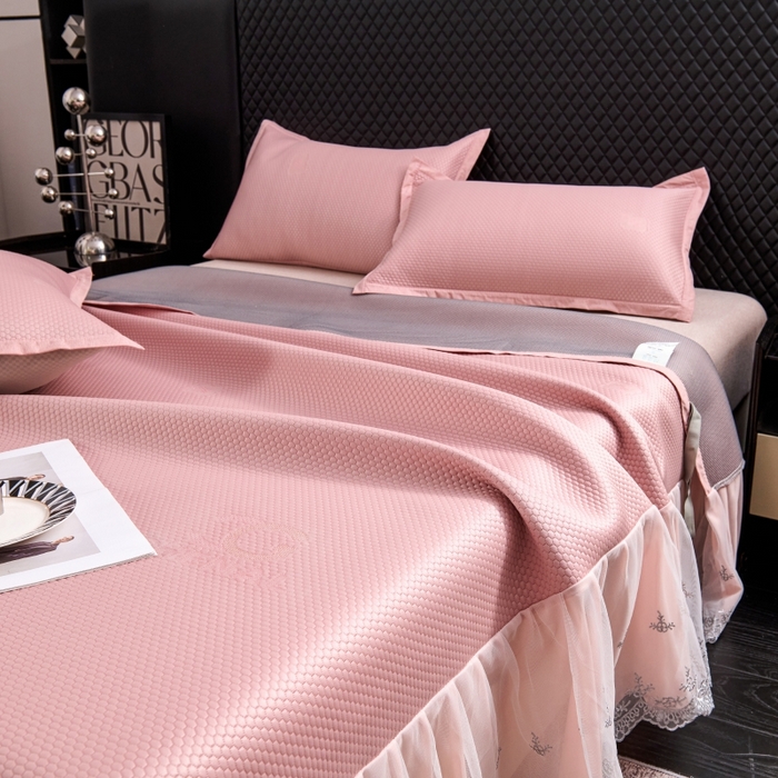 91家纺网 家纺一手货源 找家纺 梵克保罗 2025新款凉感因子母婴级凉感丝豆豆席床裙款 床裙香奈儿-粉