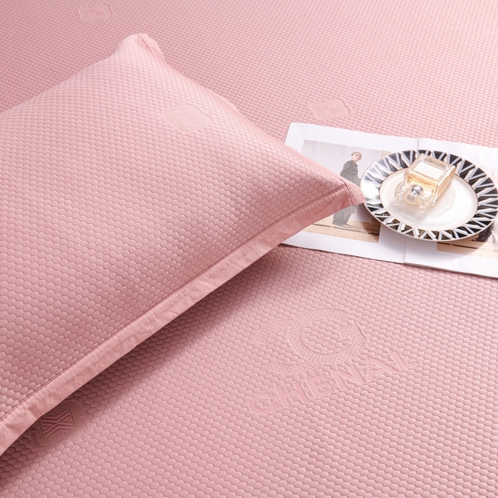 91家纺网 家纺一手货源 找家纺 梵克保罗 2025新款凉感因子母婴级凉感丝豆豆席床裙款 床裙香奈儿-粉