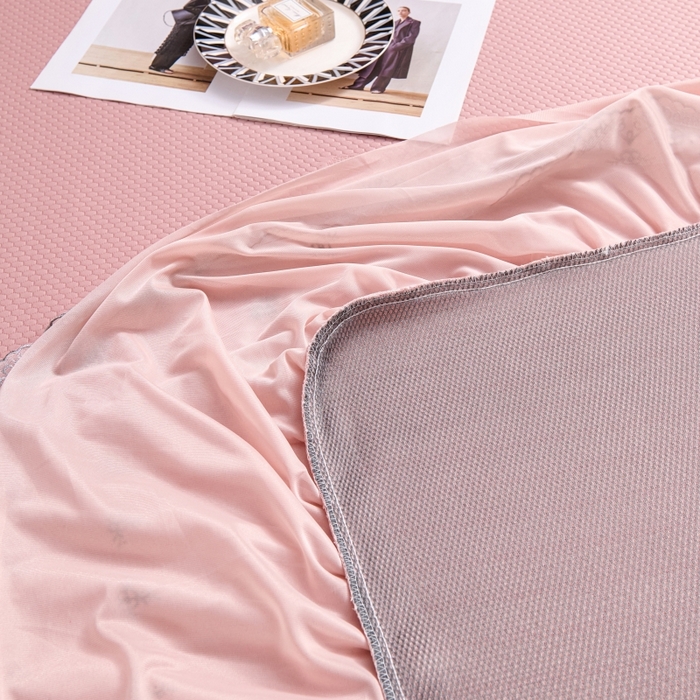 91家纺网 家纺一手货源 找家纺 梵克保罗 2025新款凉感因子母婴级凉感丝豆豆席床裙款 床裙香奈儿-粉