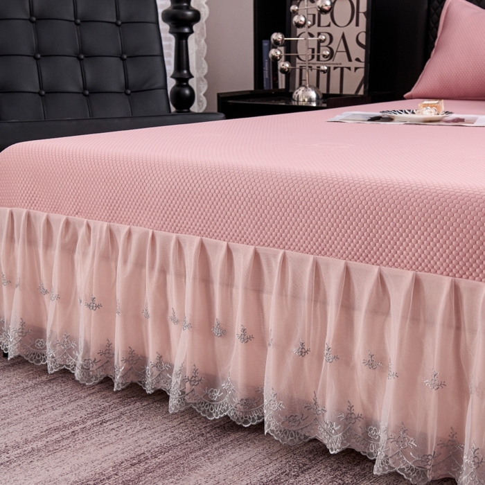 91家纺网 家纺一手货源 找家纺 梵克保罗 2025新款凉感因子母婴级凉感丝豆豆席床裙款 床裙香奈儿-粉