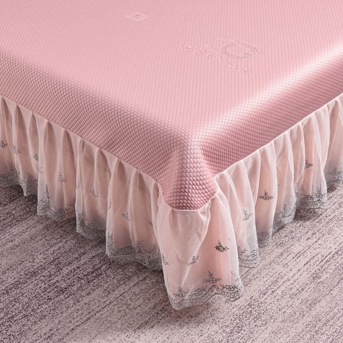 91家纺网 家纺一手货源 找家纺 梵克保罗 2025新款凉感因子母婴级凉感丝豆豆席床裙款 床裙香奈儿-粉