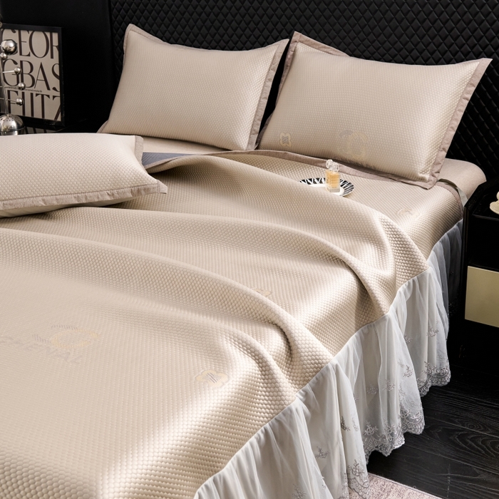 91家纺网 家纺一手货源 找家纺 梵克保罗 2025新款凉感因子母婴级凉感丝豆豆席床裙款 床裙香奈儿-香槟