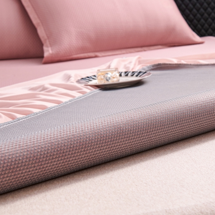 91家纺网 家纺一手货源 找家纺 （总）梵克保罗 2025新款凉感因子母婴级凉感丝豆豆席床裙款