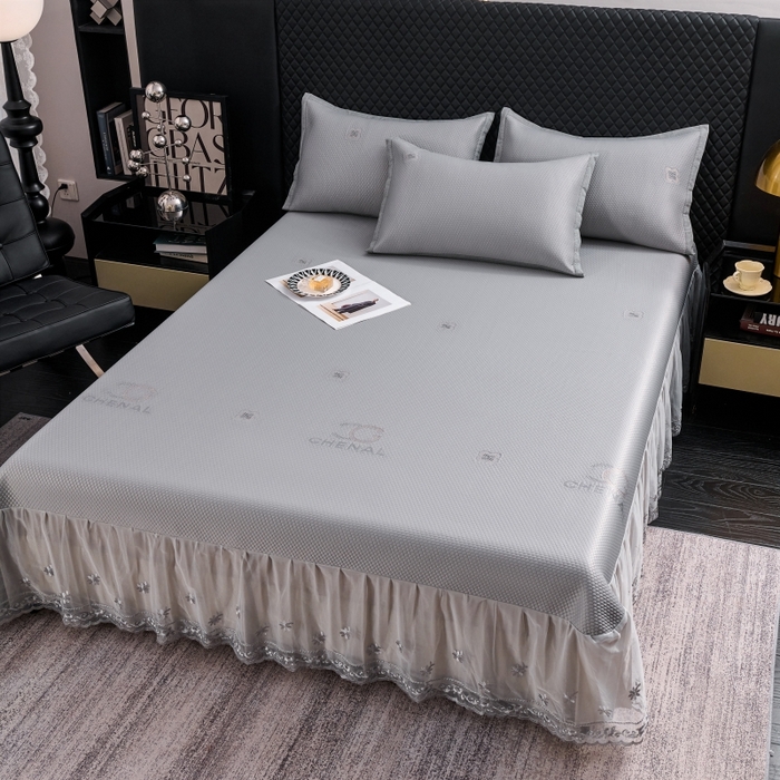 91家纺网 家纺一手货源 找家纺 梵克保罗 2025新款凉感因子母婴级凉感丝豆豆席床裙款 床裙香奈儿-灰