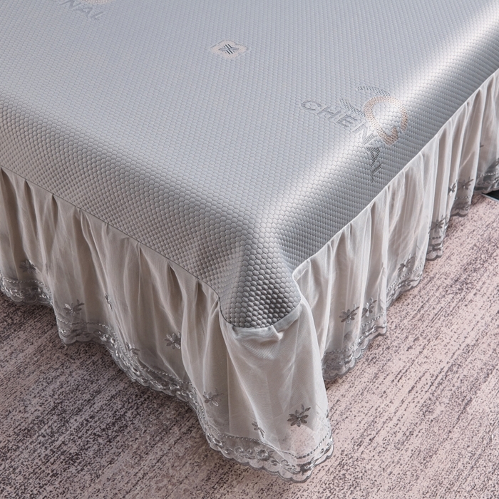 91家纺网 家纺一手货源 找家纺 梵克保罗 2025新款凉感因子母婴级凉感丝豆豆席床裙款 床裙香奈儿-灰
