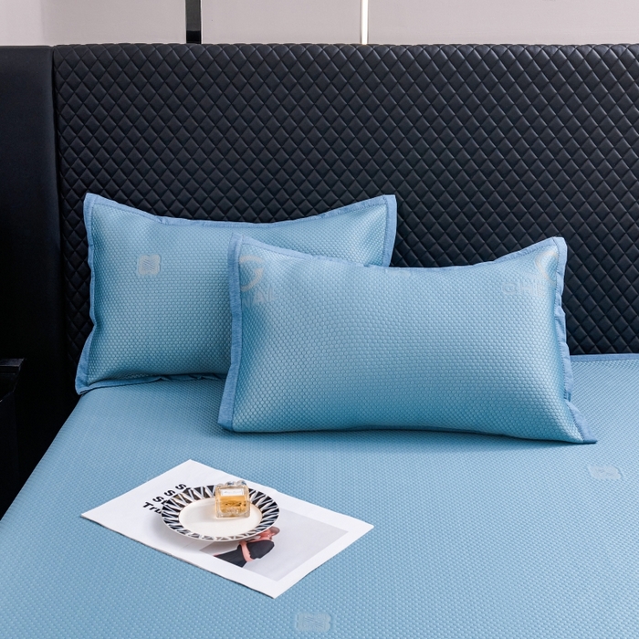 91家纺网 家纺一手货源 找家纺 梵克保罗 2025新款凉感因子母婴级凉感丝豆豆席床裙款 床裙香奈儿-蓝