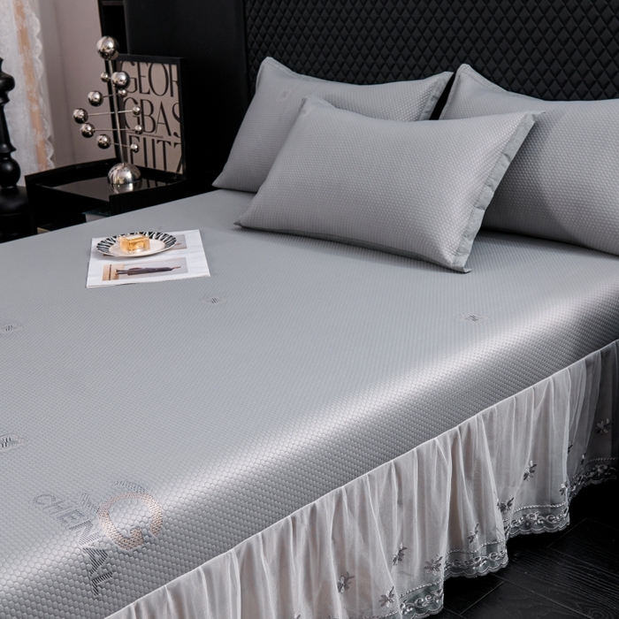 91家纺网 家纺一手货源 找家纺 梵克保罗 2025新款凉感因子母婴级凉感丝豆豆席床裙款 床裙香奈儿-灰