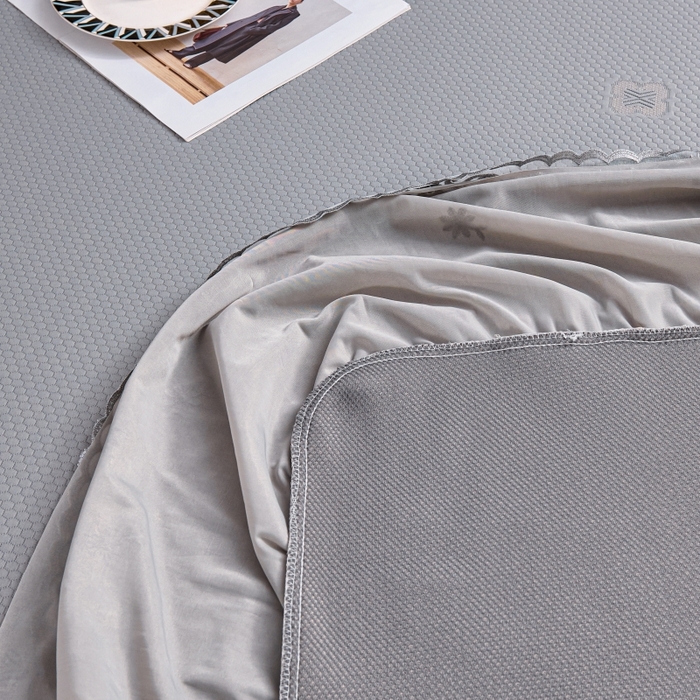 91家纺网 家纺一手货源 找家纺 梵克保罗 2025新款凉感因子母婴级凉感丝豆豆席床裙款 床裙香奈儿-灰