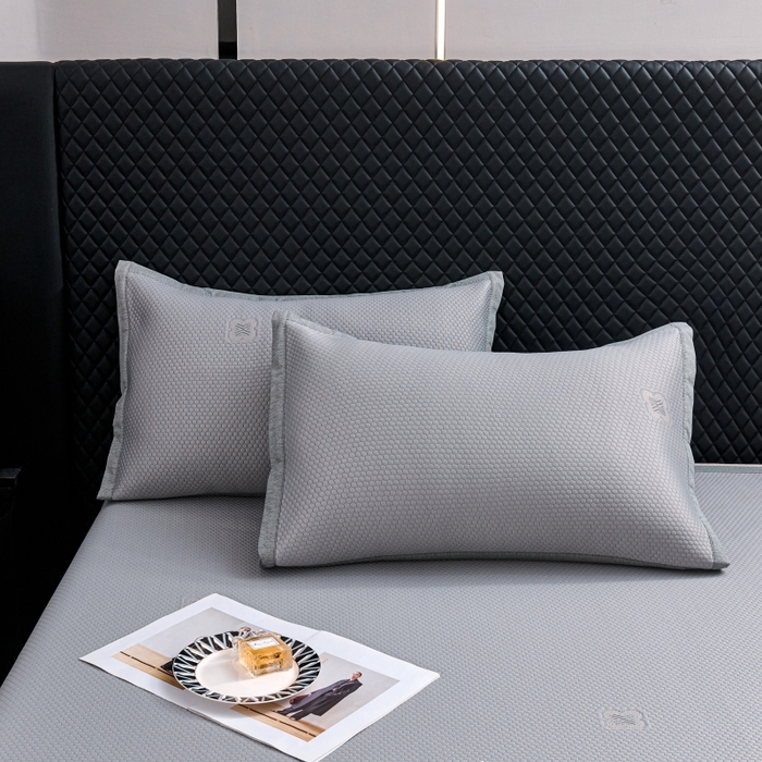 91家纺网 家纺一手货源 找家纺 梵克保罗 2025新款凉感因子母婴级凉感丝豆豆席床裙款 床裙香奈儿-灰