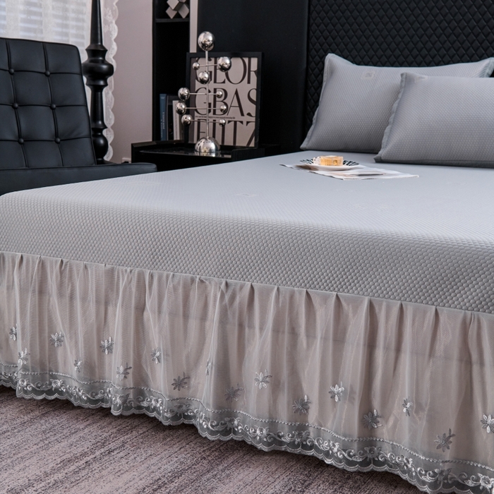 91家纺网 家纺一手货源 找家纺 梵克保罗 2025新款凉感因子母婴级凉感丝豆豆席床裙款 床裙香奈儿-灰