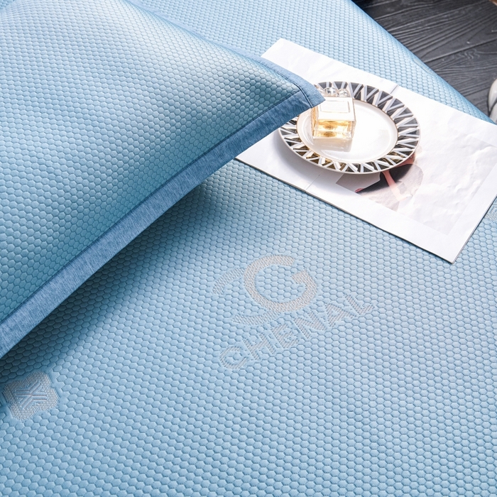 91家纺网 家纺一手货源 找家纺 梵克保罗 2025新款凉感因子母婴级凉感丝豆豆席床裙款 床裙香奈儿-蓝