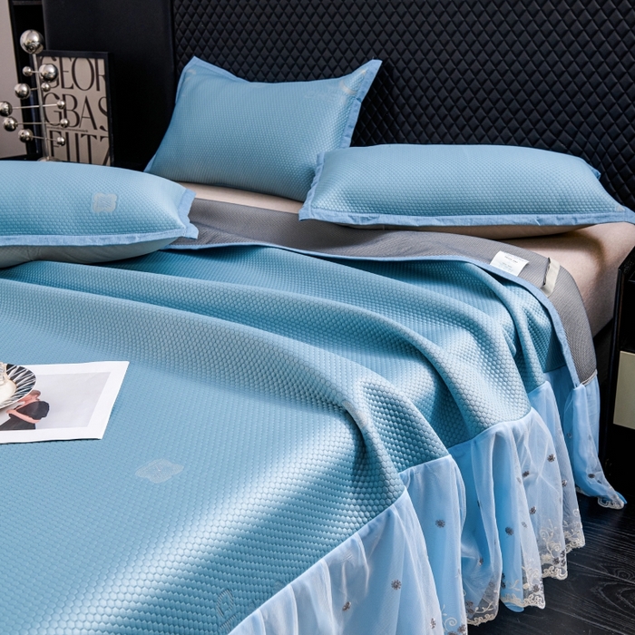 91家纺网 家纺一手货源 找家纺 梵克保罗 2025新款凉感因子母婴级凉感丝豆豆席床裙款 床裙香奈儿-蓝