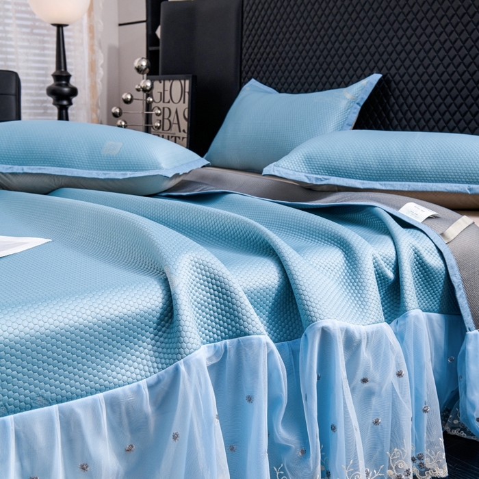 91家纺网 家纺一手货源 找家纺 梵克保罗 2025新款凉感因子母婴级凉感丝豆豆席床裙款 床裙香奈儿-蓝