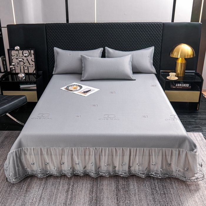 91家纺网 家纺一手货源 找家纺 梵克保罗 2025新款凉感因子母婴级凉感丝豆豆席床裙款 床裙香奈儿-灰