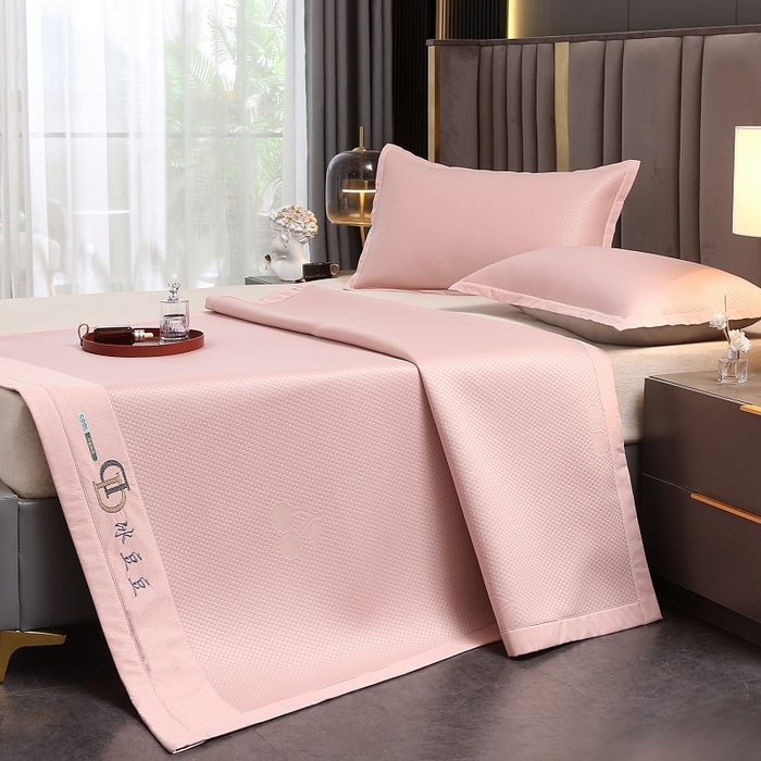 91家纺网 家纺一手货源 找家纺 梵克保罗 2025新款凉感因子母婴级凉感丝豆豆席 樱桃-粉