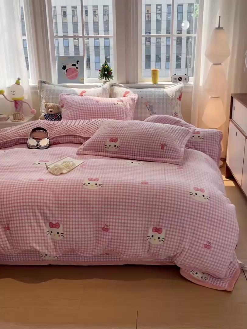 91家纺网 家纺一手货源 找家纺 元熙 2025新款印花小清新韩国绒牛奶绒豆豆床盖四件套 KT猫