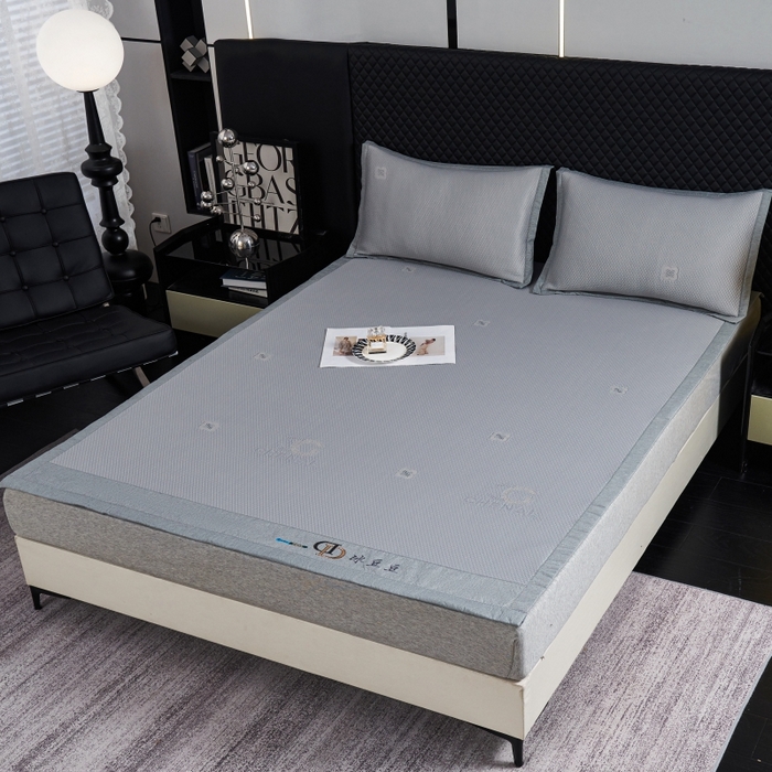 91家纺网 家纺一手货源 找家纺 梵克保罗 2025新款凉感因子母婴级凉感丝豆豆席 香奈儿-灰