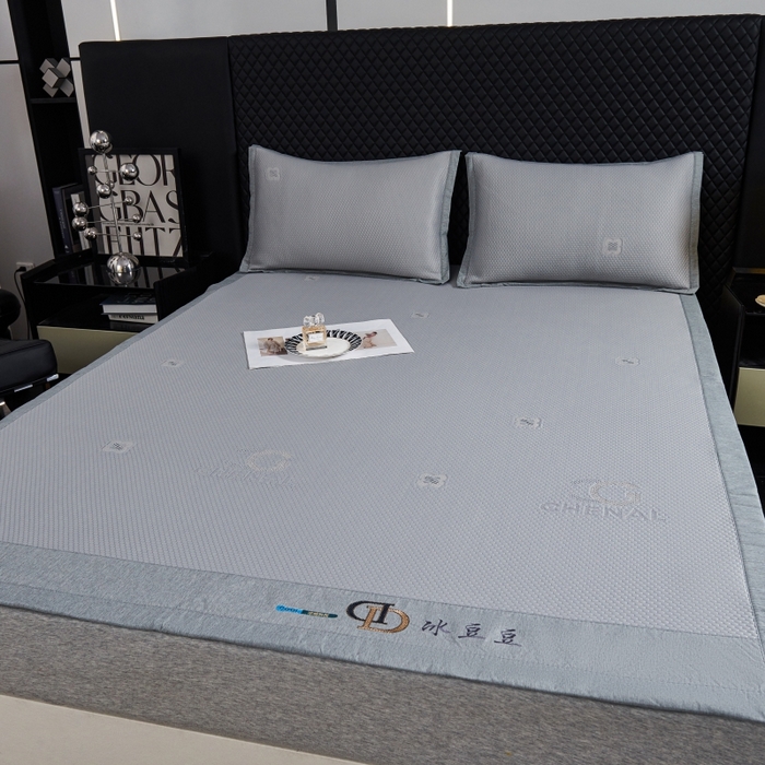 91家纺网 家纺一手货源 找家纺 梵克保罗 2025新款凉感因子母婴级凉感丝豆豆席 香奈儿-灰