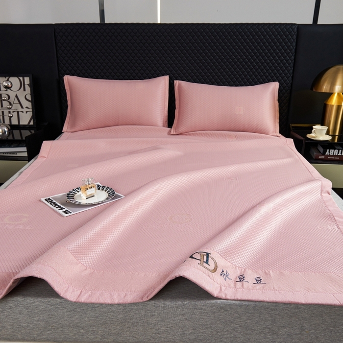 91家纺网 家纺一手货源 找家纺 梵克保罗 2025新款凉感因子母婴级凉感丝豆豆席 香奈儿-粉