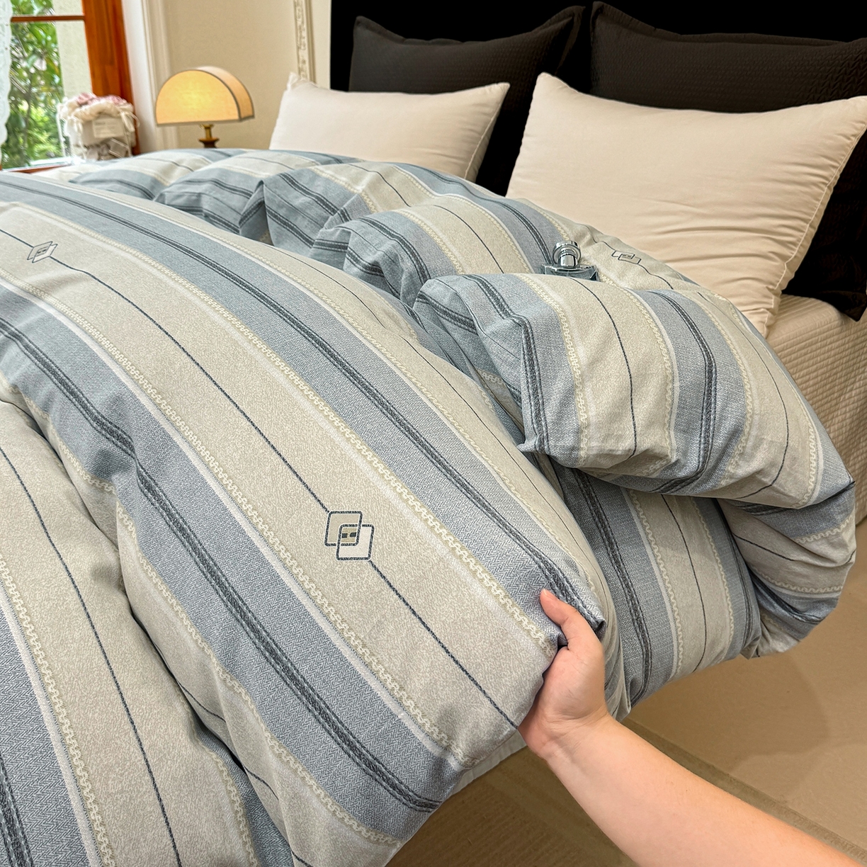 91家纺网 家纺一手货源 找家纺 壹贝家纺 2025新款A类100%全棉纯棉磨毛被套单被套被套单件 凡尔赛-灰