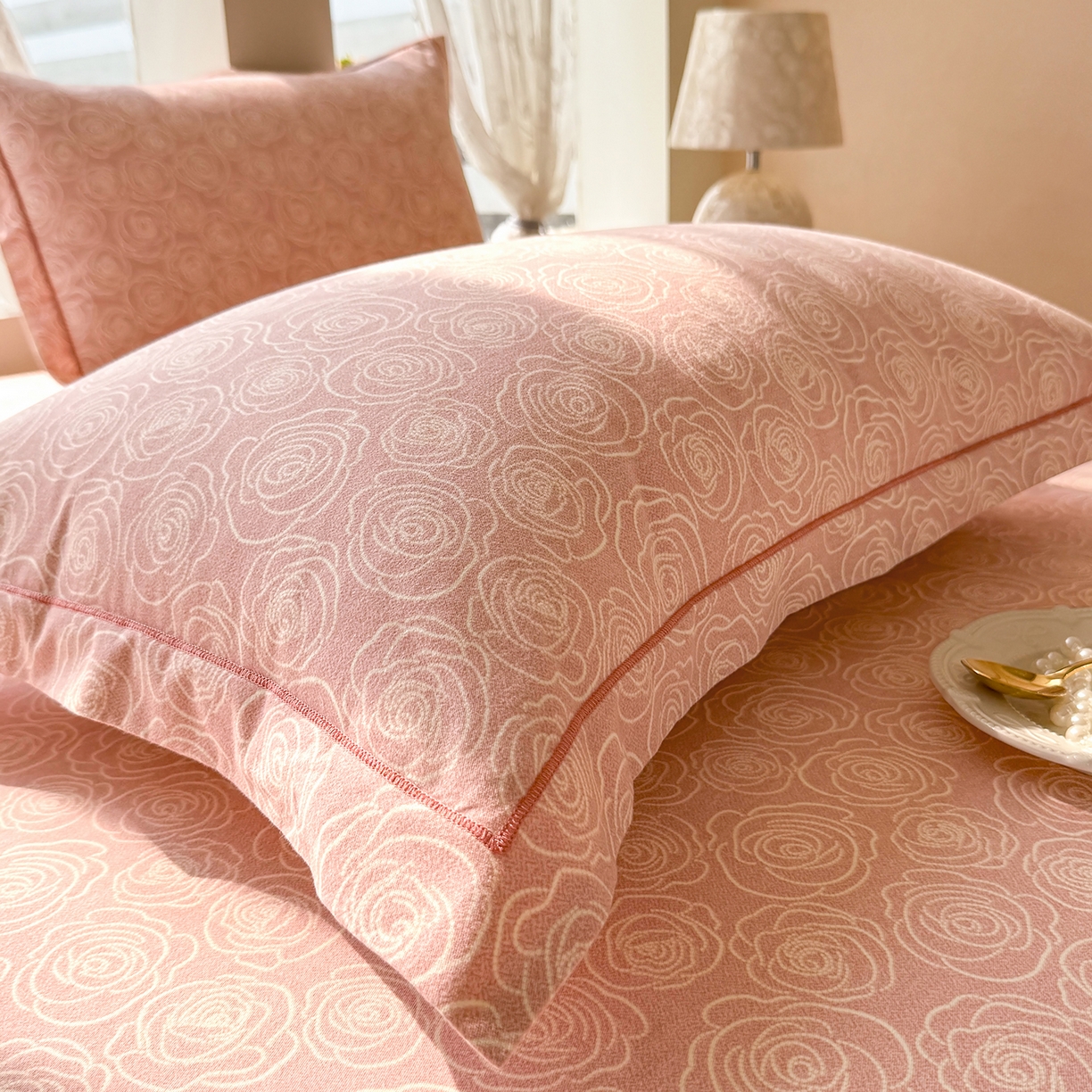 91家纺网 家纺一手货源 找家纺 壹贝家纺 2025新款A类100%全棉纯棉磨毛枕套单枕套枕套单件 玫瑰情缘-粉