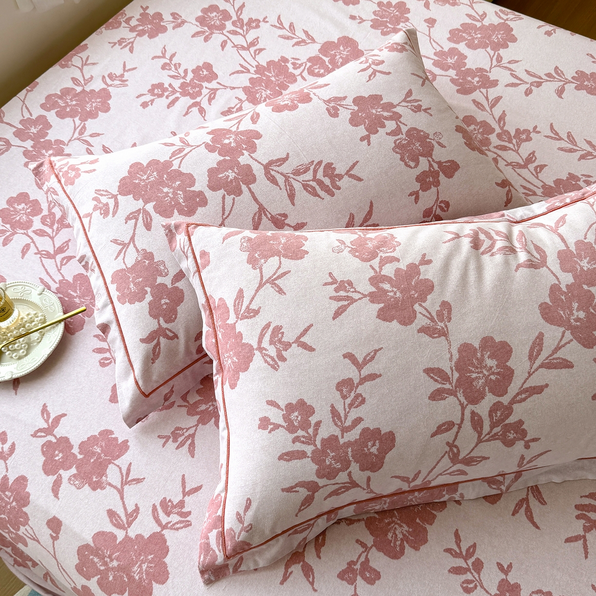 91家纺网 家纺一手货源 找家纺 壹贝家纺 2025新款A类100%全棉纯棉磨毛枕套单枕套枕套单件 梅花印-粉