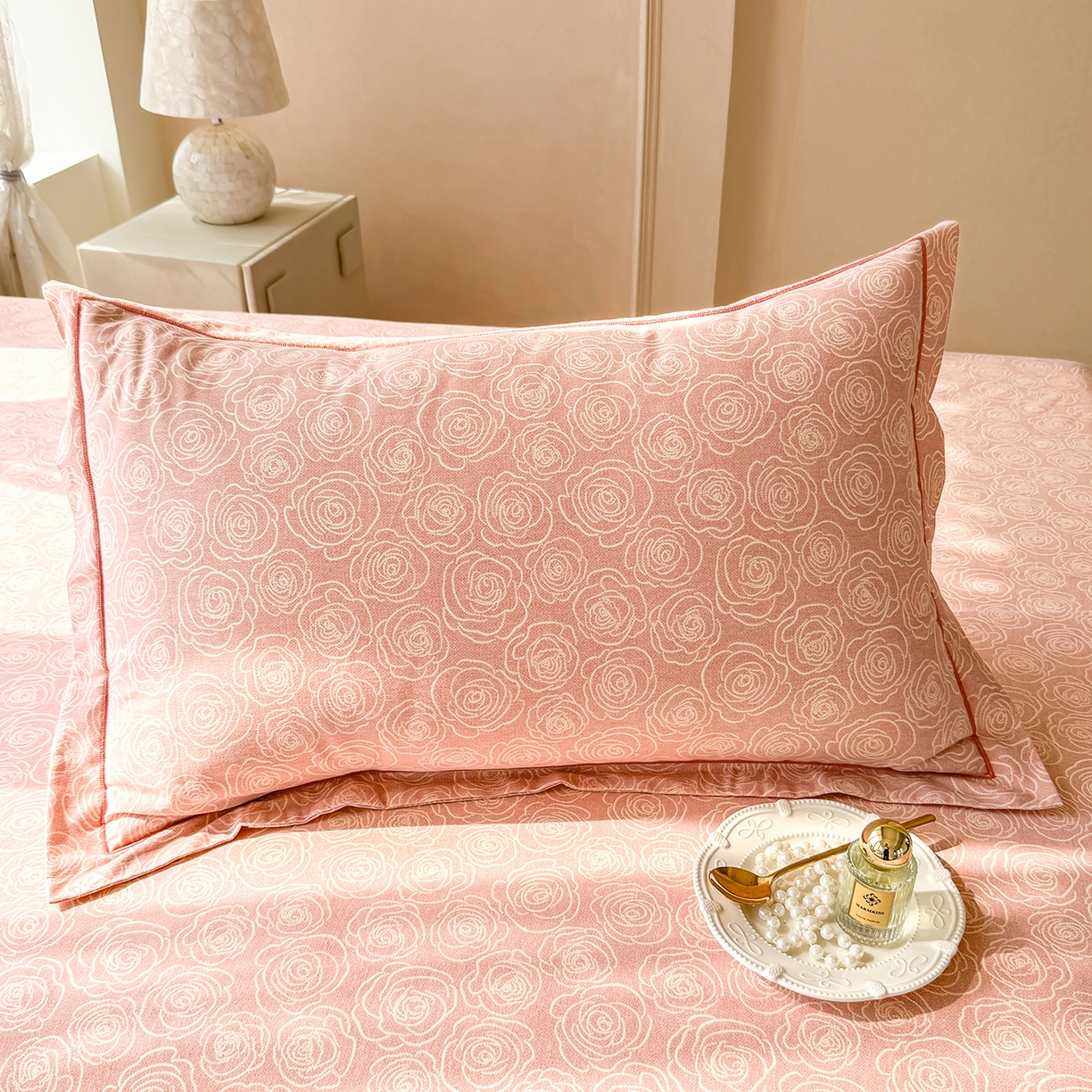 91家纺网 家纺一手货源 找家纺 壹贝家纺 2025新款A类100%全棉纯棉磨毛枕套单枕套枕套单件 玫瑰情缘-粉