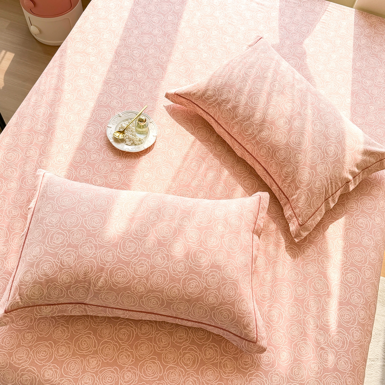 91家纺网 家纺一手货源 找家纺 壹贝家纺 2025新款A类100%全棉纯棉磨毛枕套单枕套枕套单件 玫瑰情缘-粉