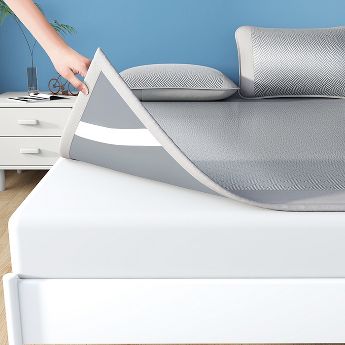 91家纺网 家纺一手货源 找家纺 梵克保罗 2025新款凉感艾草冰藤席凉席 饼干花-灰色