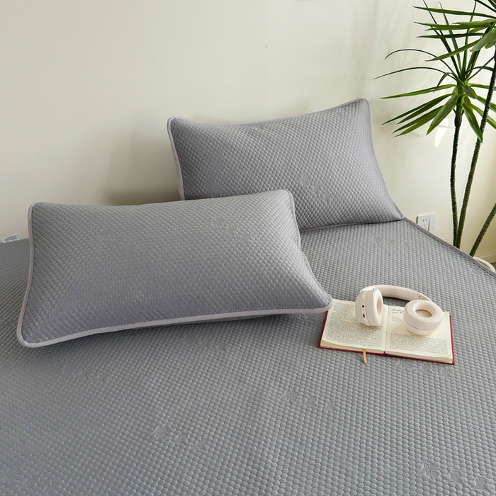 91家纺网 家纺一手货源 找家纺 梵克保罗 2025春夏新款5D席豆豆床裙款凉席席子 北欧-灰