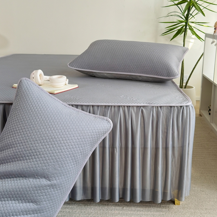 91家纺网 家纺一手货源 找家纺 梵克保罗 2025春夏新款5D席豆豆床裙款凉席席子 北欧-灰