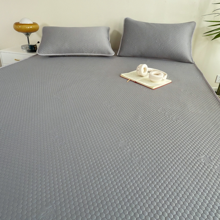 91家纺网 家纺一手货源 找家纺 梵克保罗 2025春夏新款5D席豆豆床裙款凉席席子 北欧-灰