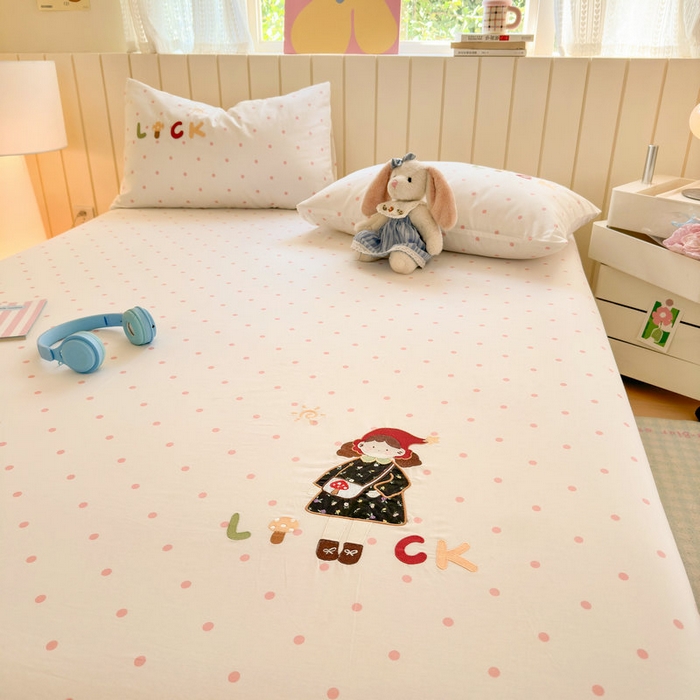 91家纺网 家纺一手货源 找家纺 娜娜 2025新款60支全棉贴布绣床笠 幸运女孩粉