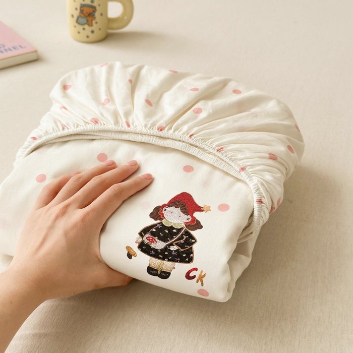 91家纺网 家纺一手货源 找家纺 娜娜 2025新款60支全棉贴布绣床笠 幸运女孩粉