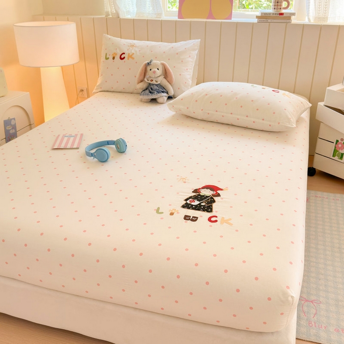 91家纺网 家纺一手货源 找家纺 娜娜 2025新款60支全棉贴布绣床笠 幸运女孩粉